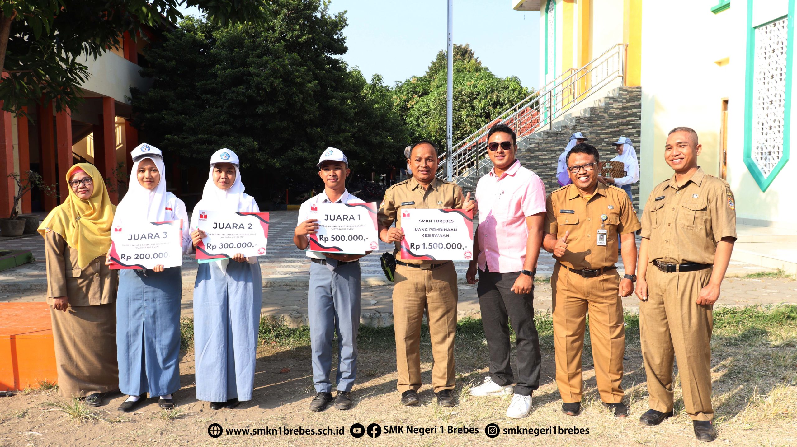Penyerahan hadiah direct selling dari PT. Mayora – SMK Negeri 1 Brebes
